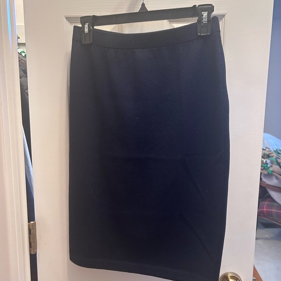 St. John Collection Dresses & Skirts - St John Collection Navy Blue Boucle Knit Pencil Skirt. Size 4